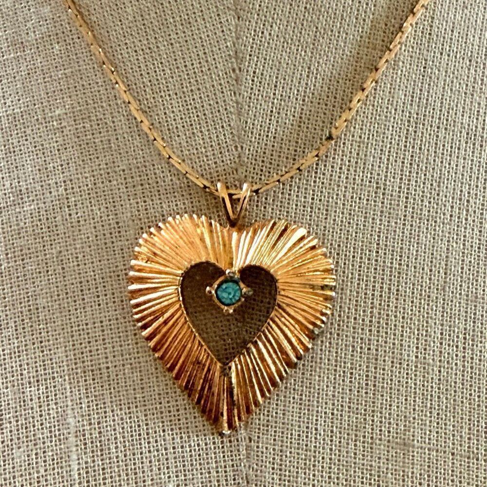Vintage Avon Gold Tone Heart Pendant Necklace